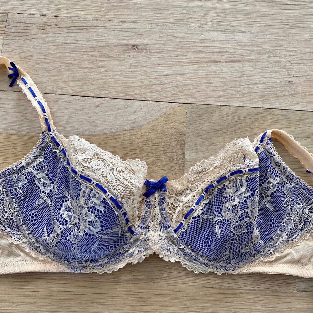 Elle Macpherson Royal blue & beige lace bra
